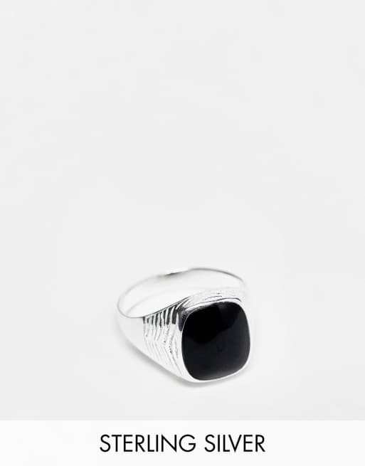 Anillo plateado tipo sello de plata con diseño grabado y piedra negra de ASOS DESIGN