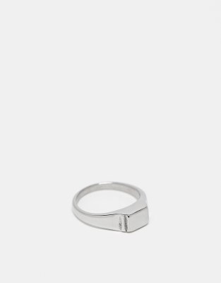 Anillo plateado tipo sello grabado de acero inoxidable resistente al agua de ASOS DESIGN