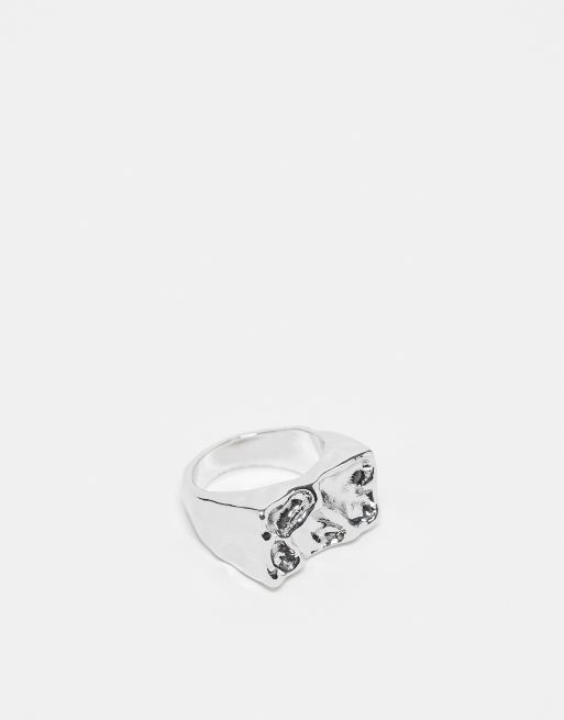 Anillo plateado tipo sello grueso con diseño repujado de ASOS DESIGN 