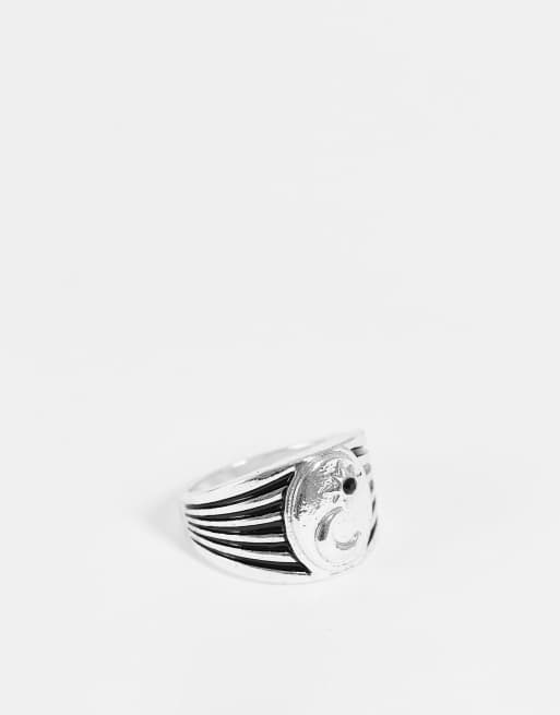 Anillo plateado tipo sello ovalado con detalle de luna y estrella de The Status Syndicate