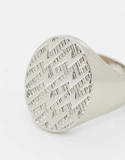 Anillo plateado tipo sello ovalado con diseño de rayos grabados de ASOS DESIGN, 2 de 4
