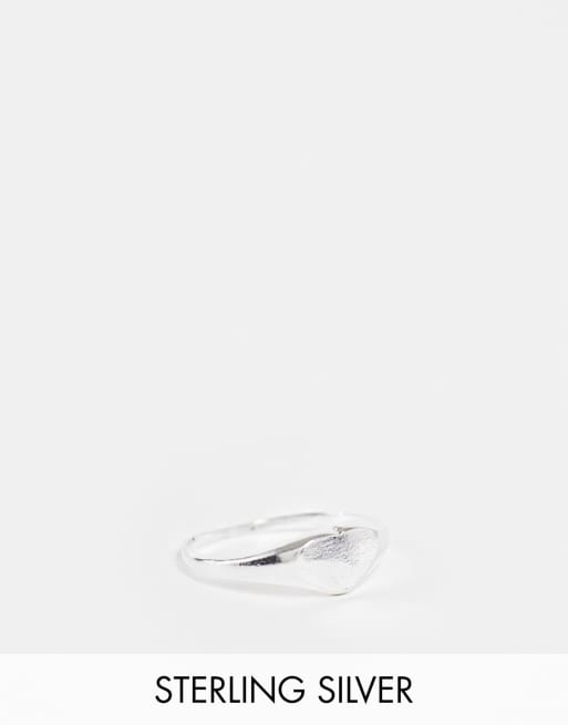 Anillo tipo sello con diseño de corazón pequeño de plata de ley de Kingsley Ryan