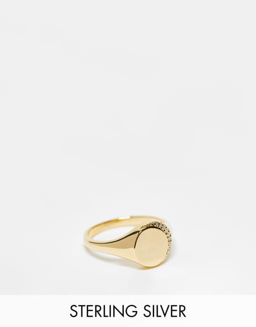 Anillo tipo sello de plata de ley chapada en oro con diseño de medialuna de cristales de Astrid & Miyu