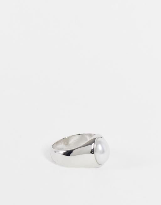 Anillo tipo sello en tono plateado con perla sintética de ASOS DESIGN
