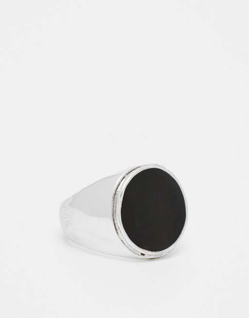 Anillo tipo sello plateado pulido redondeado con diseño negro esmaltado de ASOS DESIGN