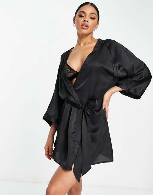 Ann Summers – Amaya – Czarne satynowe kimono z aksamitną wstawką w kwiaty na plecach