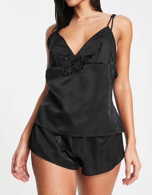 Ann Summers – Amaya – Svart set i satin med linne, shorts och sammetsblommor, 4 av 4