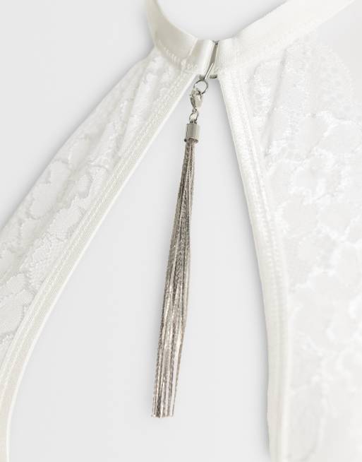 Ann Summers – Fascinate – Elfenbensvit spetsbody med öppen gren och tofsar, 2 av 3