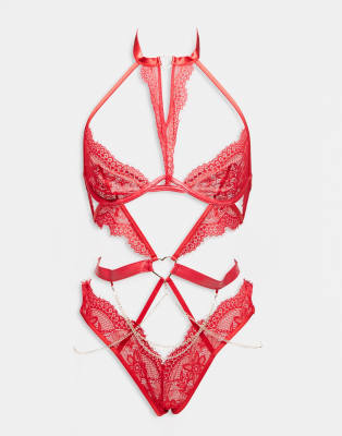 Ann Summers - Love Mi Amor - Body aus roter Spitze mit Herzverzierung aus Metall und offenem Schritt