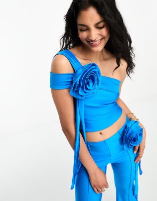 Annorlunda - Figurbetontes Bandeau-Oberteil in Blau mit Ansteckblume