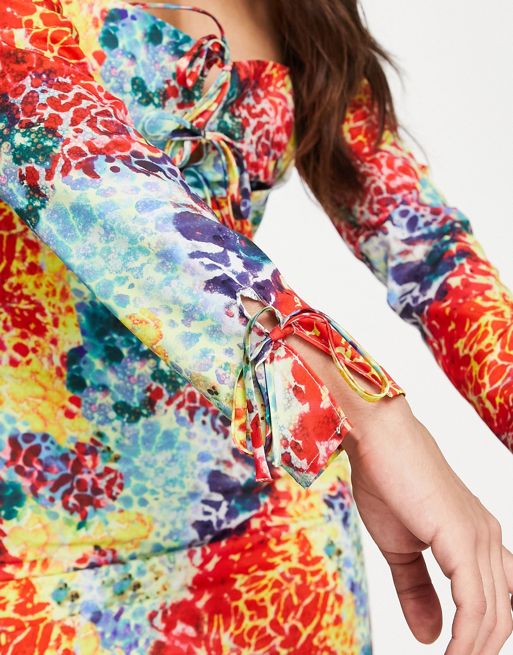 Annorlunda – Kolorowa sukienka mini z długimi wiązanymi rękawami i wzorem  skóry węża | ASOS