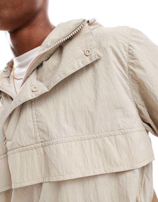 Anorak beis con capucha All Weather de Hollister, 2 de 4