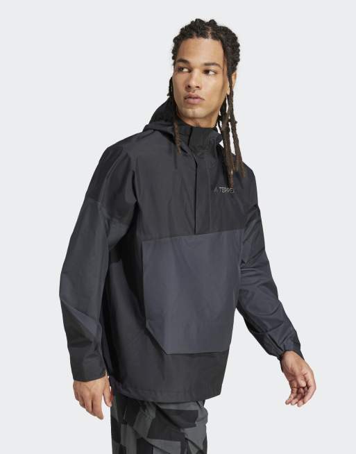 Anorak negro y gris carbón Terrex Xploric 2,5 l Climaproof de adidas, 3 de 4