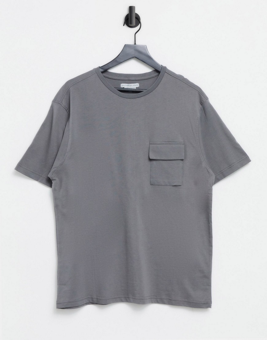 Another Influence – Mörkgrå t-shirt med boxig passform och cargoficka