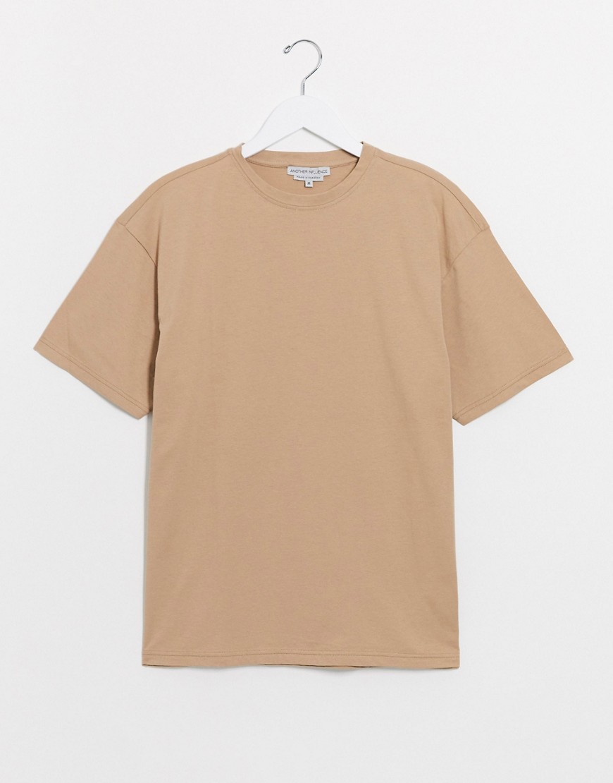 Another Influence – Oversize t-shirt med boxig passform-Sandfärgad