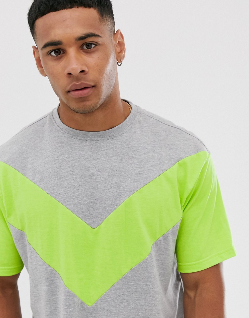 Another Influence – Panelsydd t-shirt i boxig passform och neon-Grå