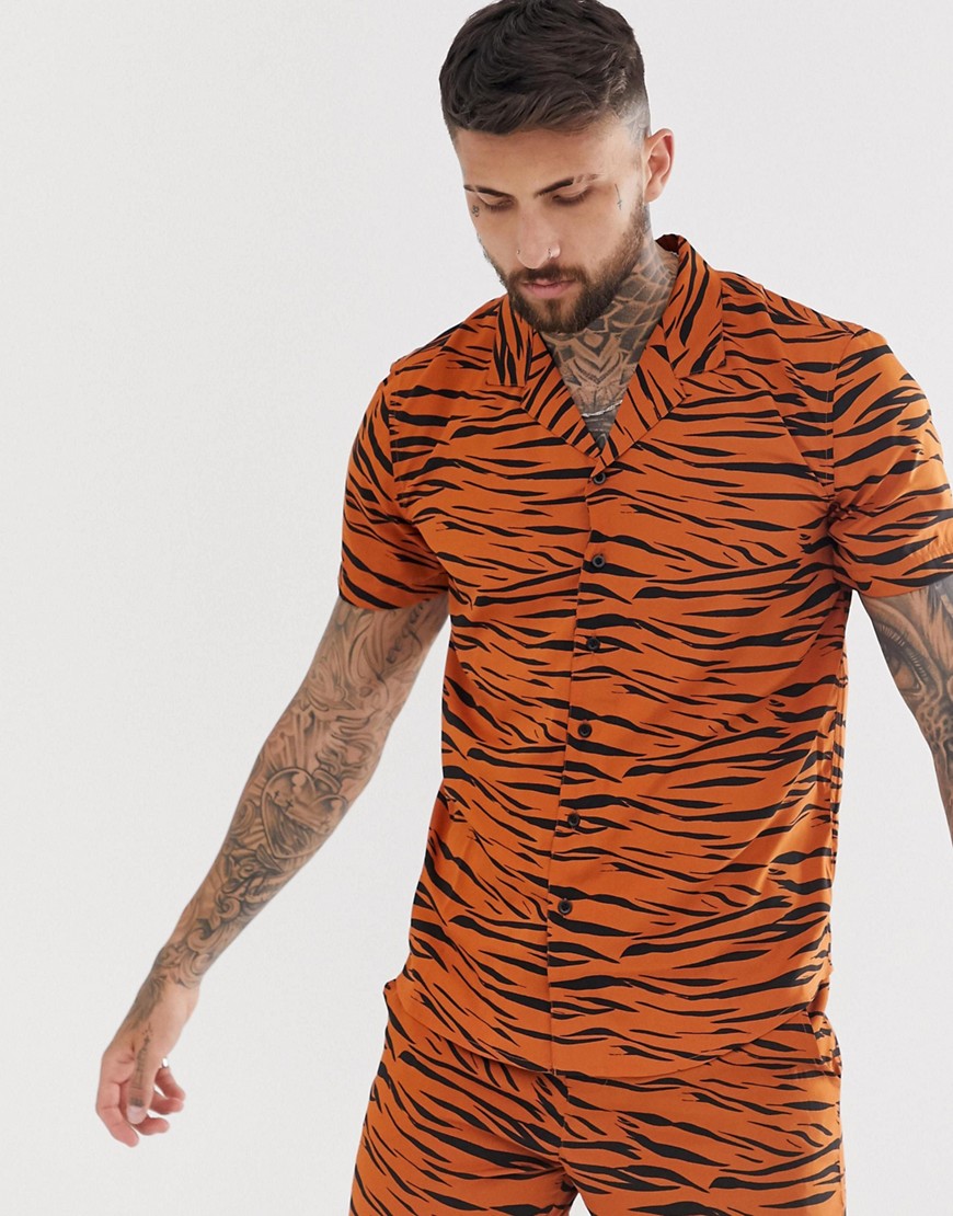Another Influence – Tigermönstrad skjorta med platt krage, del av set-Brun