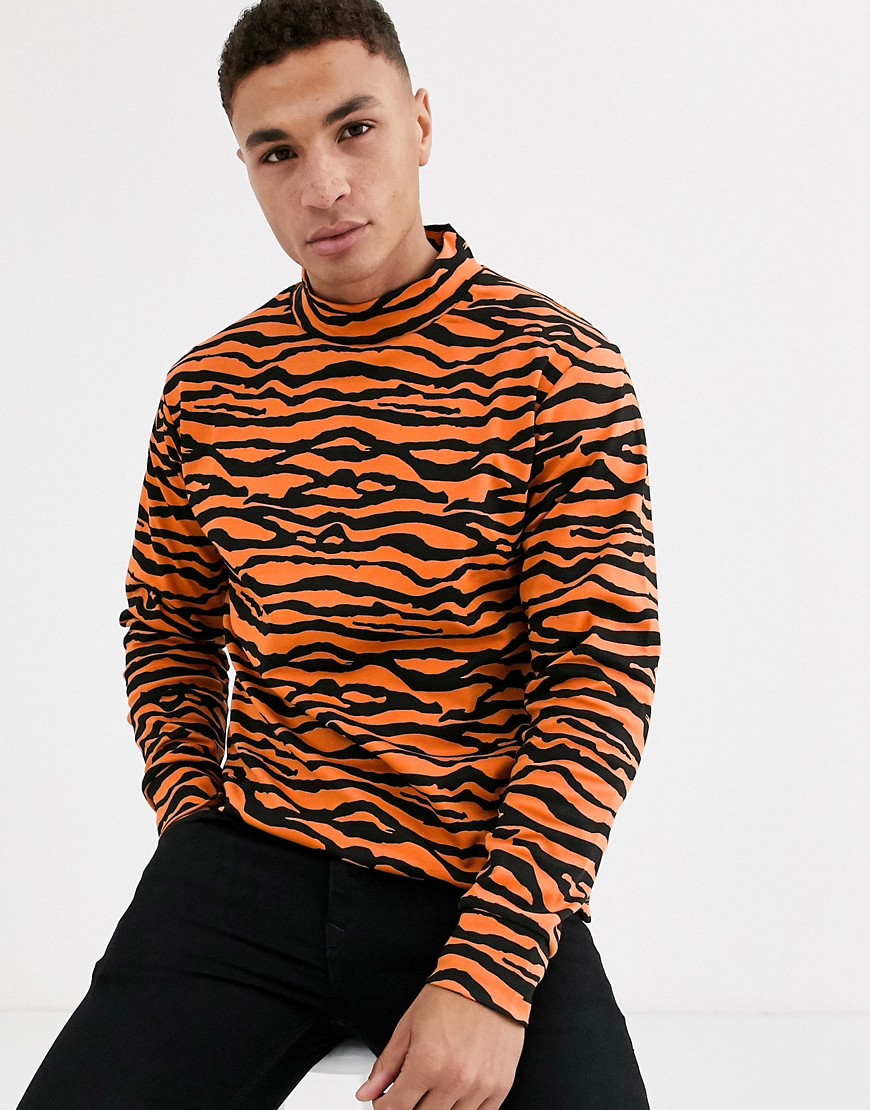 Another Influence – Tigermönstrad t-shirt med hög krage-Orange