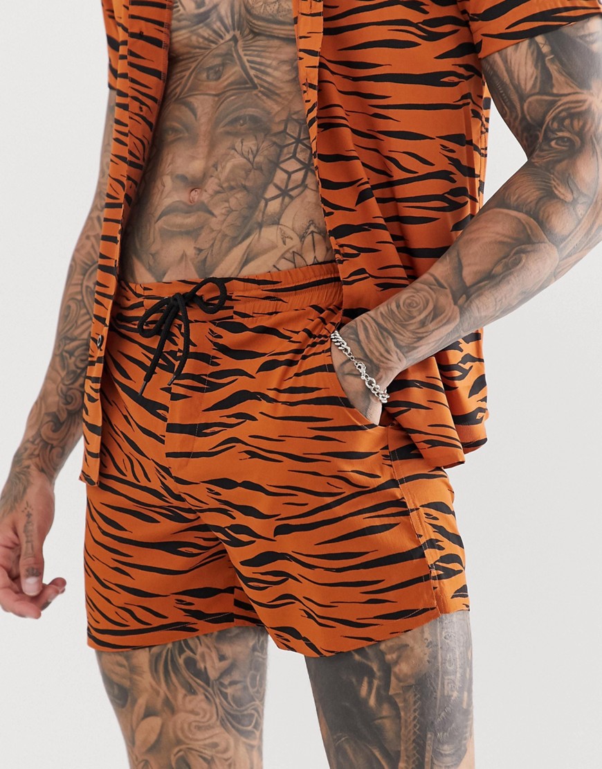 Another Influence – Tigermönstrade shorts, del av set-Brun