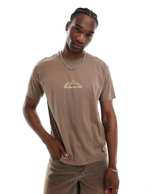 Another Influence - Vasket brun T-shirt med bjergslogan i firkantet pasform