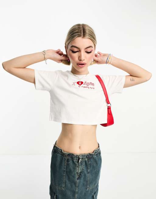 APEE by A BATHING APE – Vit crop top med hjärtutsmyckad logga