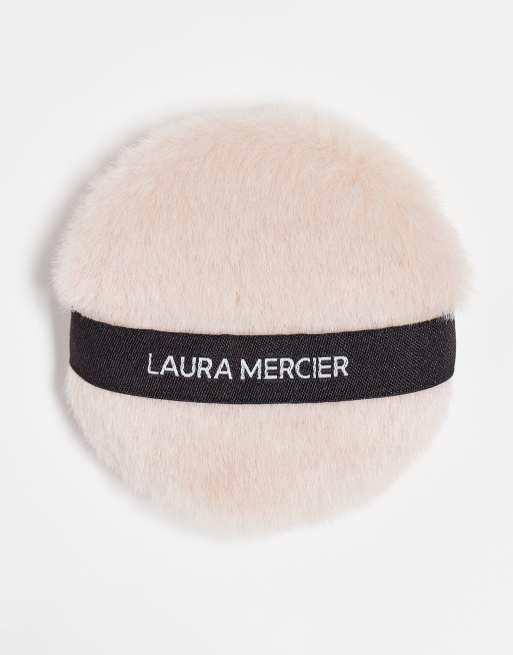 Aplicador rosa de velour para polvos fijadores translúcidos sueltos Tone-Up de Laura Mercier