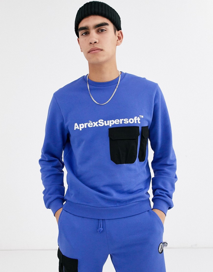 Aprex Supersoft – Blå sweatshirt med logga och fickdetalj