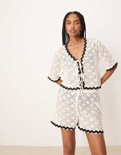 Aray crochet beach short co-ord with contrast trim in white, 2 of 5
