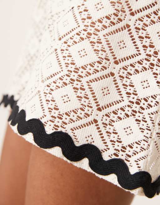 Aray crochet beach short co-ord with contrast trim in white, 5 of 5