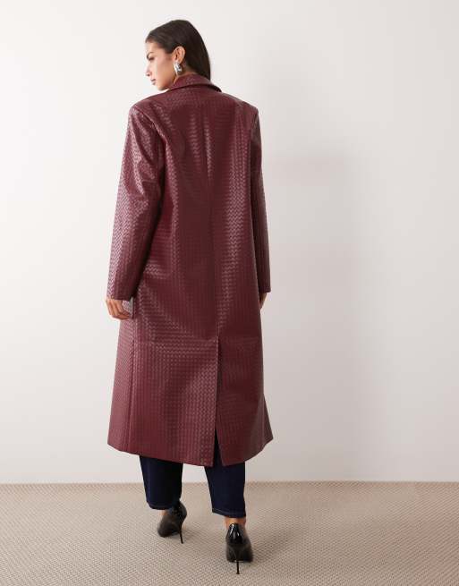 Aria Cove - abrigo formal maxi de efecto cuero trenzado en burdeos, 3 de 4