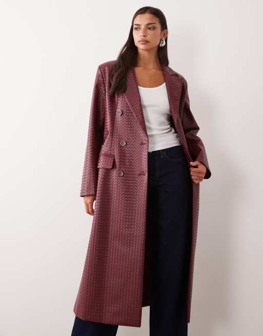 Aria Cove - abrigo formal maxi de efecto cuero trenzado en burdeos, 4 de 4