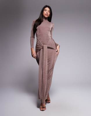 Aria Cove - Anschmiegendes, hochgeschlossenes Maxikleid in Mokka mit geknoteter Drapierung-Brown