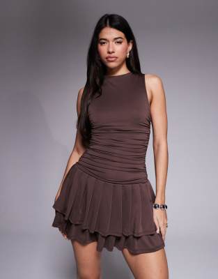 Aria Cove - Anschmiegsames, hochgeschlossenes, ärmelloses Minikleid in Schokobraun mit geraffter Taille und Rüschenrock-...
