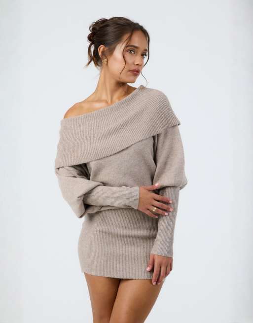 Aria Cove - Asymmetrische gebreide mini trui-jurk met diepe bardothals en ballonmouwen in lichtbeige