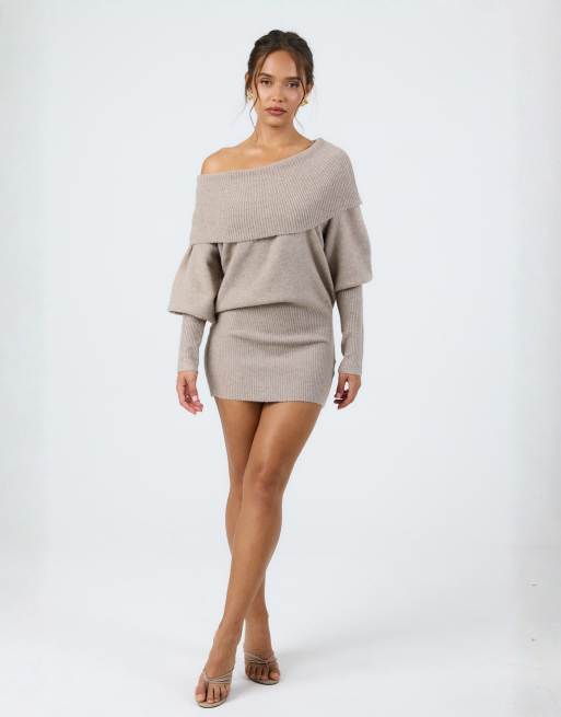 Aria Cove – Asymmetrisches, gestricktes Mini-Pulloverkleid in Hellbeige mit breitem Carmen-Ausschnitt und Ballonärmeln, 2 von 4
