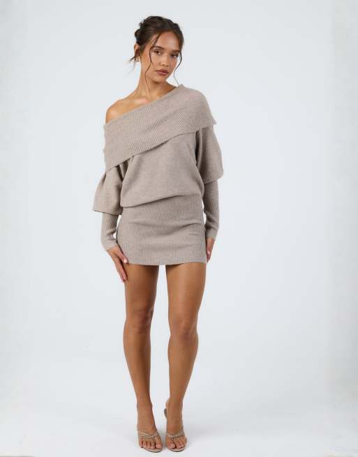 Aria Cove – Asymmetrisches, gestricktes Mini-Pulloverkleid in Hellbeige mit breitem Carmen-Ausschnitt und Ballonärmeln, 3 von 4