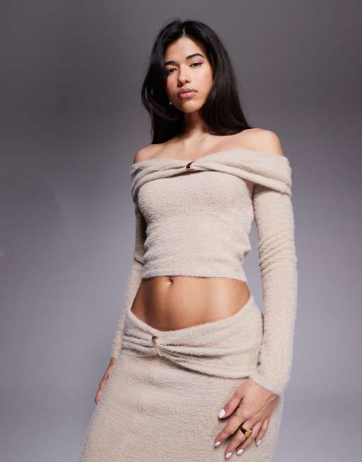 Aria Cove - Beige sæt med bardot-trøje med metaldetalje og maxinederdel i vamset strik, 2 af 3