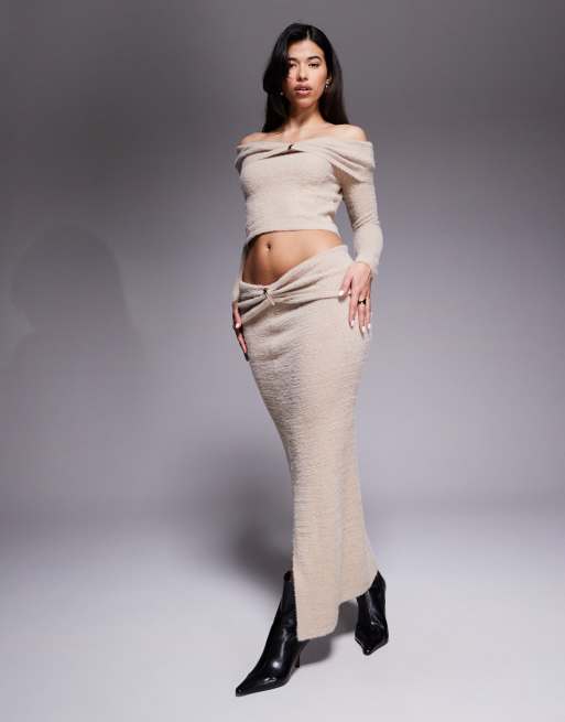 Aria Cove - Beige sæt med bardot-trøje med metaldetalje og maxinederdel i vamset strik, 3 af 3