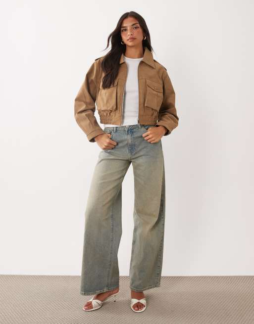 Aria Cove bomberjacka i mockaimitation med cargofickor och kort modell i taupe, 2 av 4