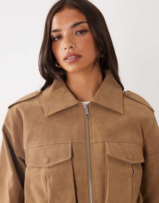 Aria Cove bomberjacka i mockaimitation med cargofickor och kort modell i taupe, 3 av 4