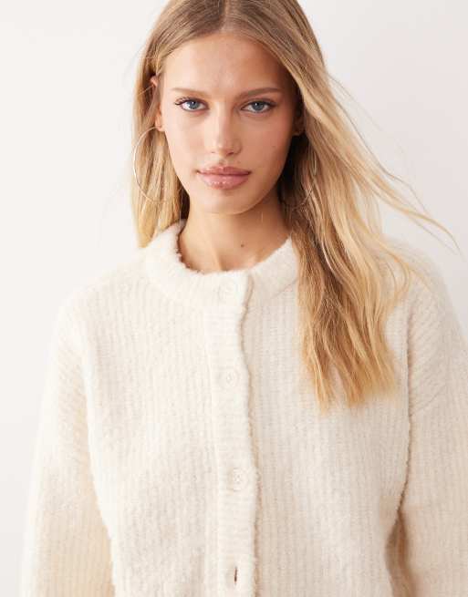 Aria Cove - Bouclé gebreid vest met knoopsluiting in crème, 2 van 4