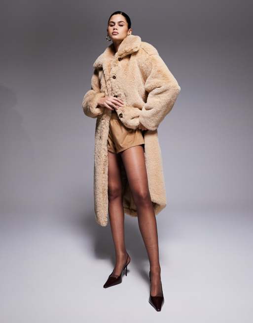 Aria Cove – Camelowy zapinany na guziki płaszcz maxi z kołnierzem i paskiem ze sztucznego futra