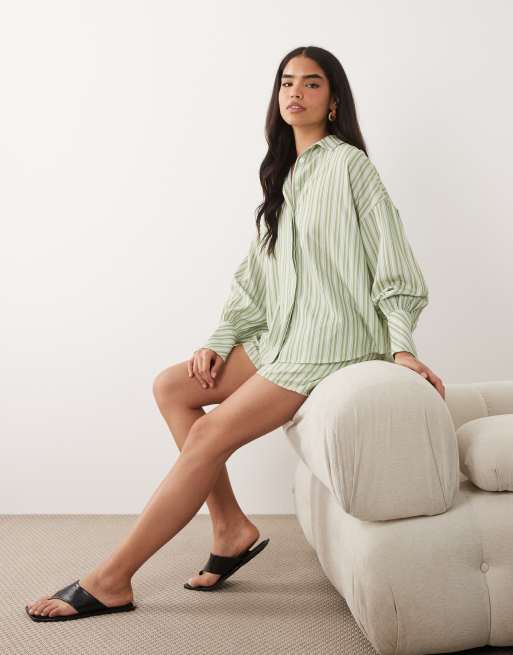 Aria Cove - Coordinato con camicia oversize verde a righe con tasca sul davanti e polsini ampi e pantaloncini, 2 di 3