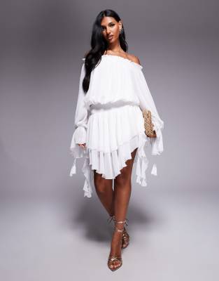 Aria Cove - Chiffon-Minikleid in Weiß mit Carmen-Ausschnitt, Drapierung und gestuftem Saum
