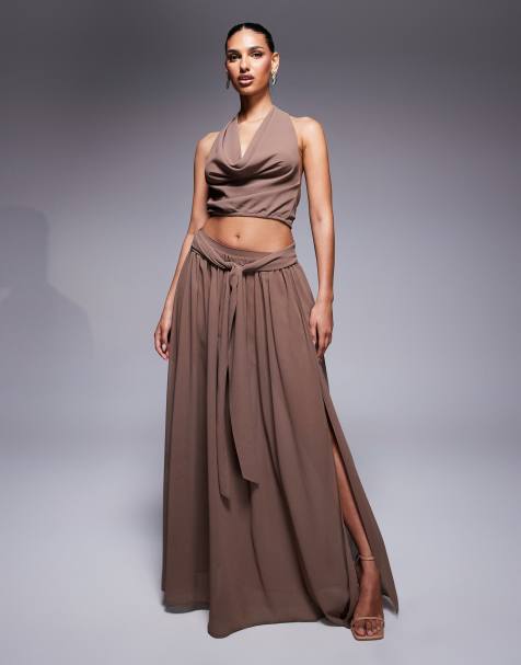 Aria Cove - Co-ord set van chiffon met top met diepe gedrapeerde halternek en soepelvallende maxirok met split en strik aan de zijkant in bruin - view 1