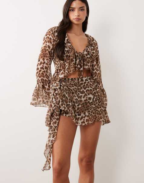 Aria Cove - Co-ord set van diepuitgesneden top van mesh met ruches, overslag en uitlopende mouwen en mini-short in luipaardprint - view 1