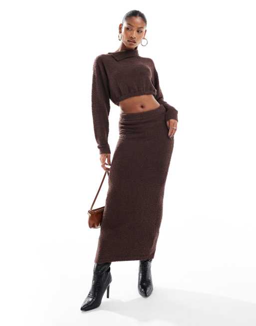 Aria Cove - Coordinato color cioccolato con maglione corto bouclé con scollo dritto e gonna