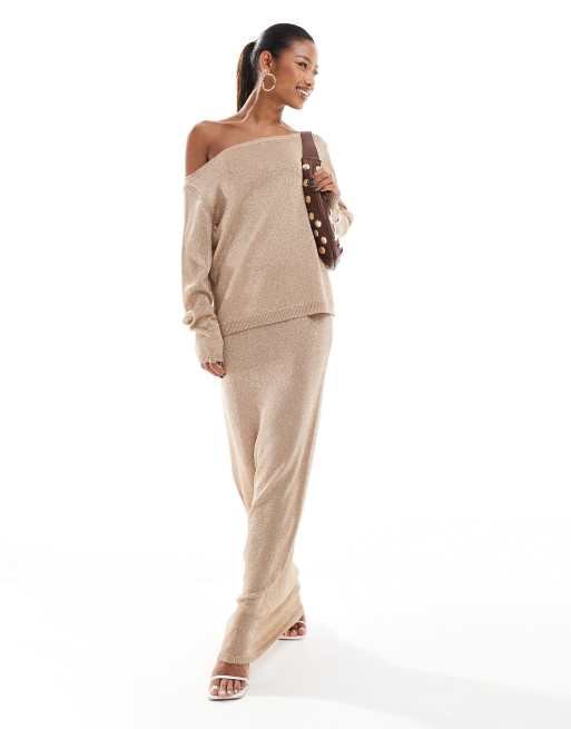 Aria Cove - Coordinato color oro chiaro lucido in maglina con maglione con spalle scoperte e gonna lunga