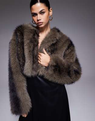 Aria Cove - Cropped-Jacke aus Kunstpelz in Braun gestreift-Brown