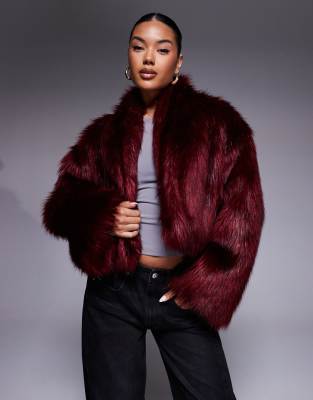 Aria Cove - Cropped-Jacke aus Kunstpelz in Burgunderrot mit weiten Ärmeln und Oversize-Schnitt